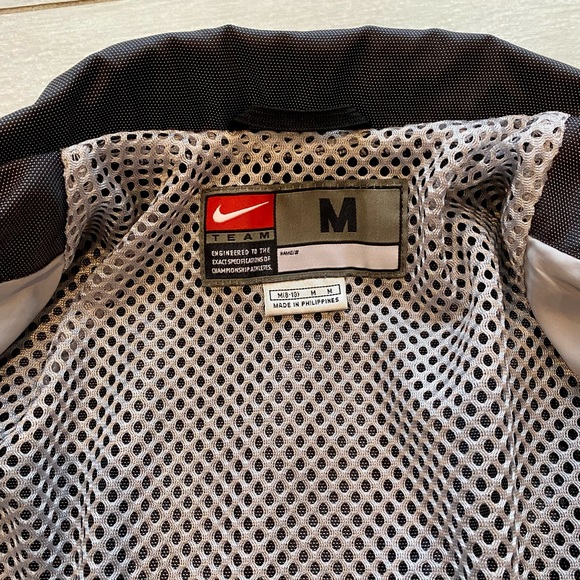 Women’s dark gray Nike windbreaker jacket. Size M. Like new condition. - Picture 2 of 6